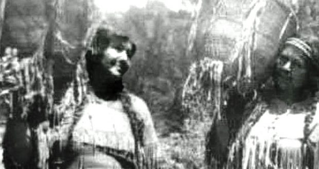 Picture of two women from the Mono tribe