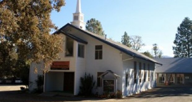 Image of the front of Grace Community Church and thrift store.