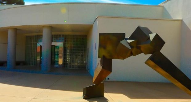 Image of the front entrance to the Fresno Art Museum.