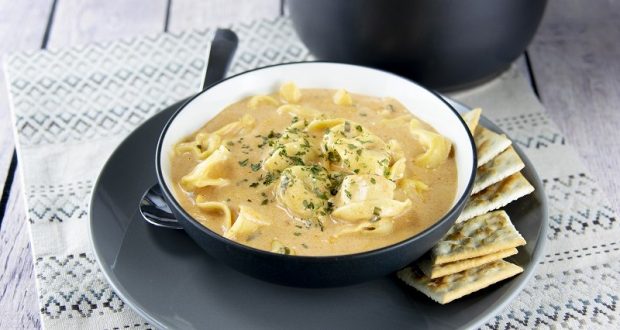 Image of a bowl of tomato tortellini soup.