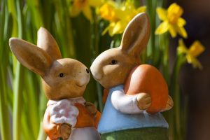 Image of two Easter bunnies. 