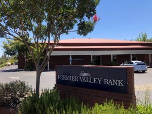 Image of the Premier Valley Bank in Mariposa. 