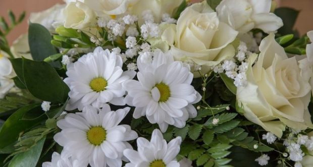 Image of white funeral flowers.