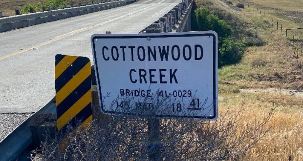 Image of the Cottonwood Creek Bridge sign.