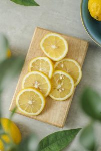 Image of a plate of sliced lemons.