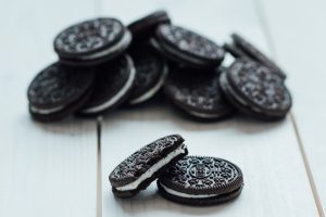 Image of a plate of Oreo cookies.