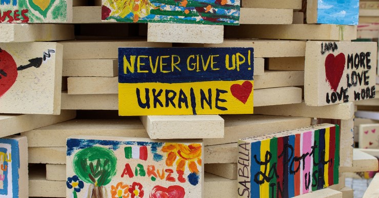 Image of signs supporting the Ukrainian people.