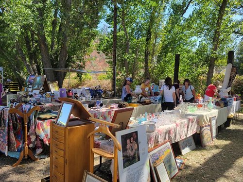 Image of people selling antiques and collectibles