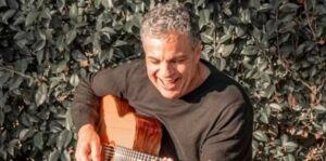Image of Coque Ross playing the guitar