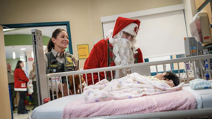 MCSO Deputy and Santa visit a young patient at Valley Childrens Hospital
