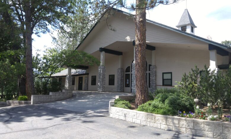 Exterior Picture of Sierra Vista Presbyterian Church in Oakhurst, CA.