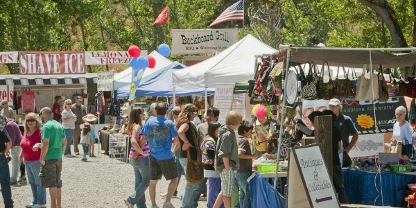 Image of people shopping at the Coarsegold peddlers fair