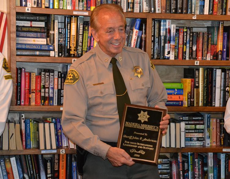 Sheriff Anderson receives plaque from COPs