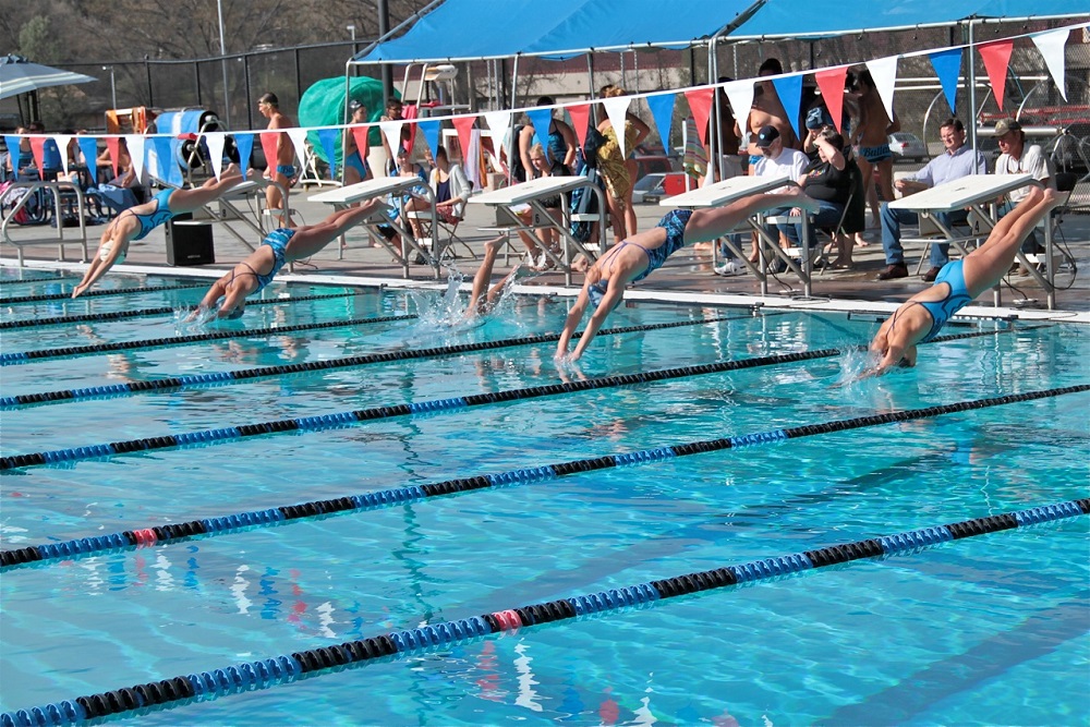 YHS vs Bullard - girls dive in - photo by Dale Hartesveldt