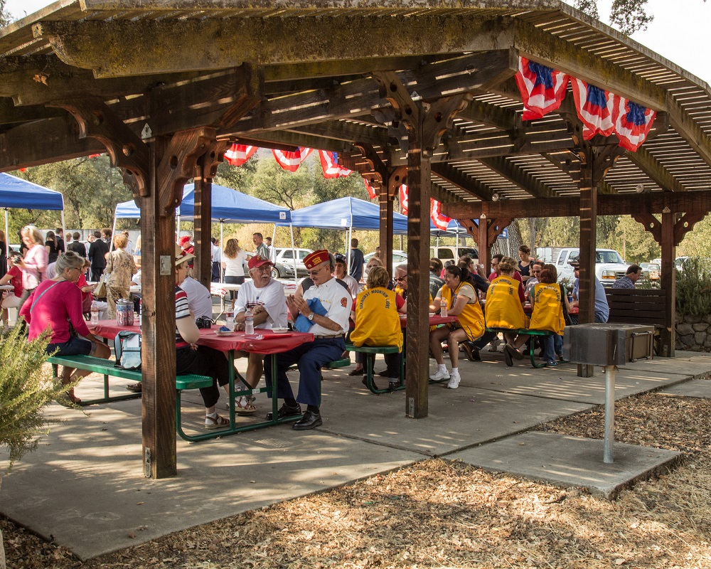 Apple pie and ice cream hit the spot after the rememberence at Patriot Day 2013 - Sierra Tel - Photo by Virginia Lazar